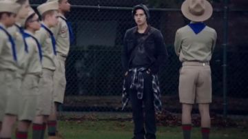 AllSaints Bering Veste en jean porté par Jughead Jones (Cole Sprouse) à Riverdale (Saison 01 Épisode 03)