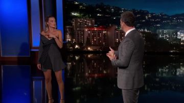 Noir déconstruit à Rayures robe portée par Margot Robbie dans le Jimmy Kimmel Live le 22 juillet 2019