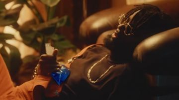 The gold necklace worn by Lefa in her video clip Fame