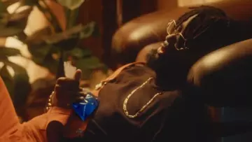 The gold necklace worn by Lefa in her video clip Fame