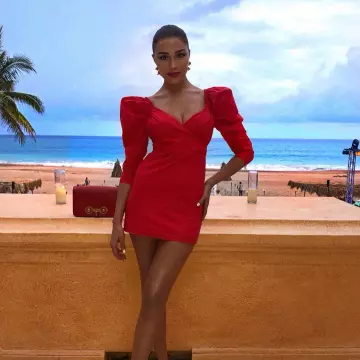 Le petit sac rouge Versace porté par Olivia Culpo sur le compte instagram de @oliviaculpo le 22 juillet 2019