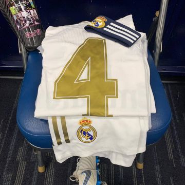 Adidas Real Madrid Home Authentic Shirt 2019/20 de Sergio Ramos en su cuenta de Instagram @sergioramos