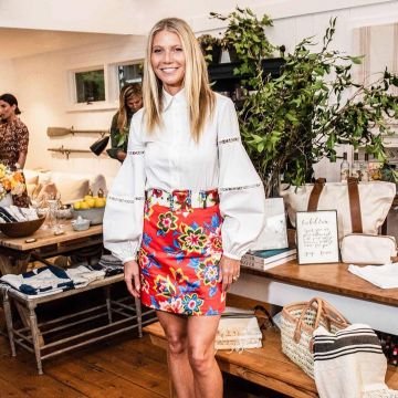 Carolina Herrera camisa blanca de mezcla usada por Gwyneth Paltrow en el lanzamiento de Goop Mrkt Sag Harbor 23 de julio de 2019