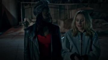 3.1 Phillip Lim Denim Bomber Jacket with Zip usado por Veronica Mars (Kristen Bell) en Veronica Mars (Temporada 04 Episodio 05)