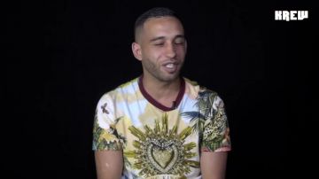 La camiseta dolce & gabbana de Mister You en el video de YouTube LA BOITE NWAR: ¡RESPONDE A TODAS TUS PREGUNTAS!