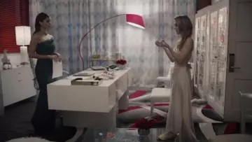 Le robe bustier verte Roland Mouret portée par Gigi Mendoza (Roselyn Sanchez) dans Grand Hotel (S01E06)