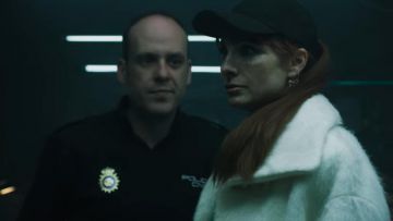 Hoop de gagner avec croix portée par Alicia Sierra (Najwa Nimri) en Argent hold-up (Saison 3, Épisode 5)