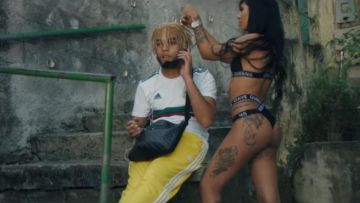 Le  Pantalon de survêtement jaune Adidas Firebird porté par Zola dans son clip 7.65