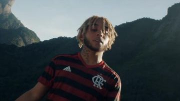 Le maillot de football Adidas de Flamengo porté par Zola dans son clip 7.65