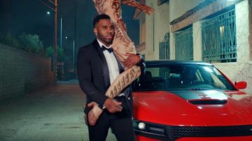 Chaqueta de esmoquin usada por Jason Derulo en su hazaña del video musical Mamacita. Farruko