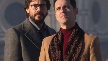 El abrigo de camello con solapa de Berlín (Pedro Alonso) en La casa de papel (S02E03)