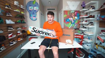La planche de skate Supreme Airbrushed Floral de Harrison Nevel dans I Bought A Sketchy $3000 Supreme Collection Off eBay...