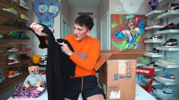 L'écharpe rouge Supreme x Louis Vuitton de Harrison Nevel dans la vidéo I Bought A Sketchy $3000 Supreme Collection Off eBay...