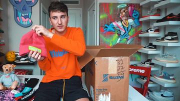 Le bonnet Magenta Supreme box logo de Harrison Nevel dans I Bought A Sketchy $3000 Supreme Collection Off eBay...