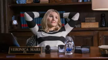 Le top rayé noir et blanc de Veronica Mars (Kristen Bell) dans Veronica Mars (S04E01)