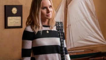 Colgante de monedas de Veronica Mars (Kristen Bell) en Veronica Mars (S04E01)