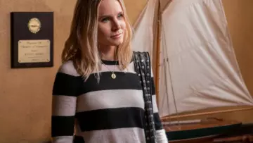 Le pendentif pièce de monnaie de Veronica Mars (Kristen Bell) dans Veronica Mars (S04E01)