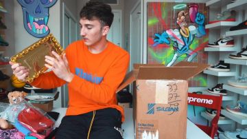 La Plaque effet or Supreme de Harrison Nevel dans I Bought A Sketchy $3000 Supreme Collection Off eBay...