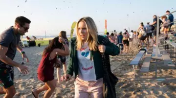 Le pantalon jaune de Veronica Mars (Kristen Bell) dans Veronica Mars (S04E01)