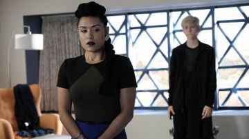 La robe fourreau mi-longue bleu et noir Diane Von Furs­ten­berg portée par Reeva Payge (Grace Byers) dans The Gifted (S02E02)