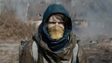 Chaqueta de plumón de Jonas Kahnwald (Louis Hofmann) en Dark (S02E01)