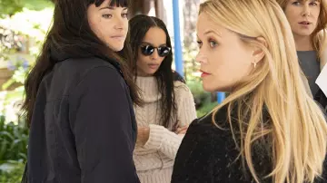 Le col roulé blanc de Bonnie Carlson (Zoë Kravitz) dans Big Little Lies (S02E01)