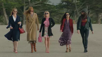 Le blazer rouge de Bonnie Carlson (Zoë Kravitz) dans Big Little Lies (S02E01)
