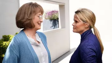 La doudoune bleue portée par Madeline Martha Mackenzie (Reese Witherspoon) dans Big Little Lies (S02E02)