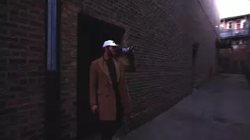 Le manteau porté par Post Malone dans son clip Too Young