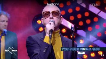 Les lunettes de soleil carrées portées par Alex Trimble le chanteur du groupe Two Door Cinéma Club dans Quotidien le 04.06.19