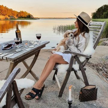 Sandalia de cuero birkenstock con hebilla grande usada por Marianna Mäkelä en la cuenta de Instagram @mariannnan