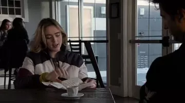 Le blouson bombardier que porte Allie pressman (Kathryn Newton) dans The Society (S01E09)