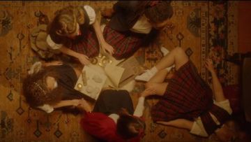 Vestido de noche de manga larga de cuello en V a cuadros usado por Hayley Kiyoko en su video musical I Wish