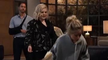 Johnny era blusa de terciopelo con estampado metálico usada por Kirsten Storms vista en el Hospital General 23 de julio de 2019
