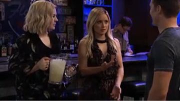 Vestido de gargantilla floral bcbgeneration usado por Lulu Spencer (Julie Berman) visto en el Hospital General 23 de julio de 2019