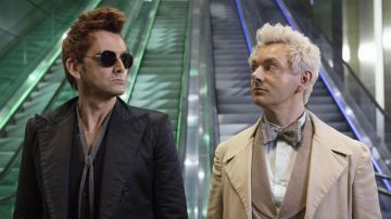 La chaqueta de traje beige usada por Aziraphale (Michael Sheen) en Good Omens (Temporada 1 Episodio 1)