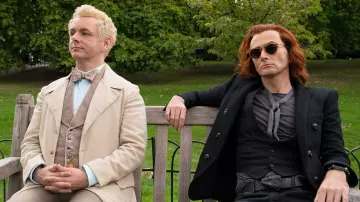 La chaqueta de traje beige usada por Aziraphale (Michael Sheen) en Good Omens (Temporada 1 Episodio 1)