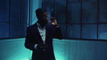 La veste de costume bleue marine de Timal dans son clip La 11