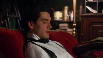 Black suspenders worn by Francisco Gómez (Yon González) in Cable Girls (S03E03)
