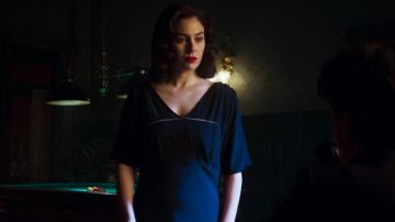 Long black dress with V neck worn by Lidia/Alba (Blanca Suárez) in Cable Girls (S03E03)
