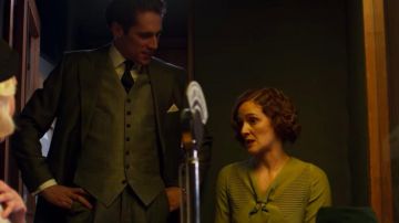 Gray suit jacket worn by Carlos Cifuentes (Martiño Rivas) in Cable Girls (S03E04)