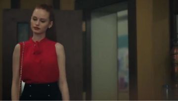 CADRE Le de Soie sans Manches Cravate en Haut du Cou porté par Cheryl Fleur (Madelaine Petsch) à Riverdale (Saison 01 Épisode 04)