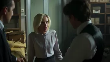 White shirt with long sleeve worn by Carlota (Ana Fernández García) in Cable Girls (S03E07)