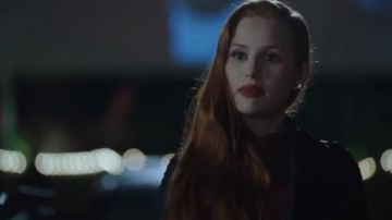Deviner par Marciana Shayna Veste en Cuir portés par Cheryl Fleur (Madelaine Petsch) à Riverdale (Saison 01 Épisode 04)