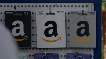 The Amazon gift card purchased by Nick Spitz (Adam Sandler) in Murder Mystery