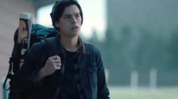 AllSaints Bering Veste en jean porté par Jughead Jones (Cole Sprouse) à Riverdale (Saison 01 Épisode 04)