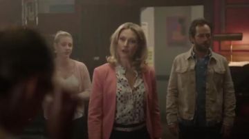 BCBGMAXAZRIA Victoriya Camisa de corbata estampada usada por Alice Cooper (Mädchen Amick) en Riverdale (Temporada 01 Episodio 04)