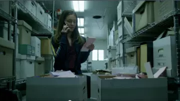 Spiritual Gangster Chaqueta de pista de manga a rayas usada por Izabela Vidovic en Veronica Mars (Temporada 04 Episodio 08)