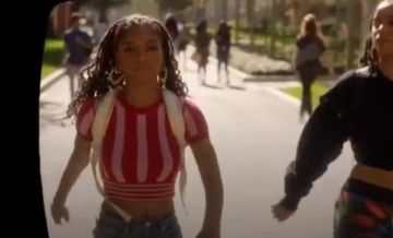 Topshop Bande Crop Top porté par Ciel Forster (Halle Bailey) adultes-ish (Saison 02 Episode 19)