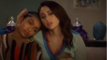 Diane von Furstenberg à Longues Manches V-Cou Pull en Tricot Top porté par Ana Torres (Francia Raisa) adultes-ish (Saison 02 Episode 19)